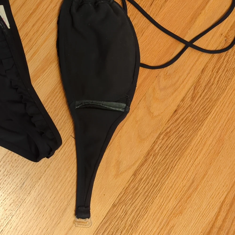 Black bikini - Picture 3 of 8